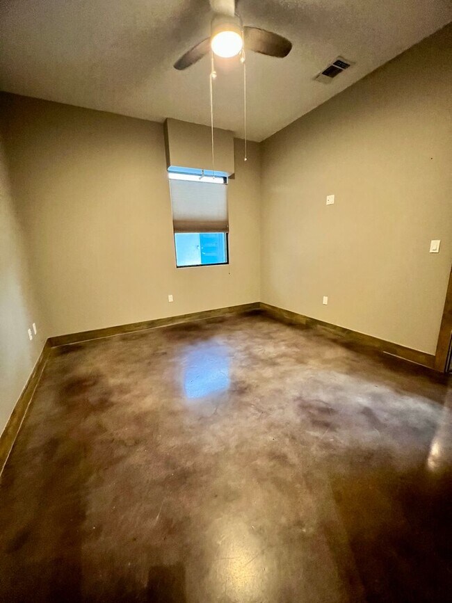 Building Photo - Gorgeous Condo minutes from The Pearl