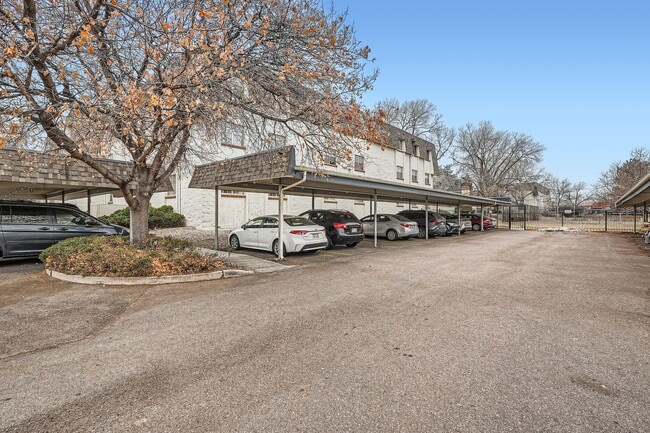 Building Photo - Modern Comfort Meets City Convenience in D...