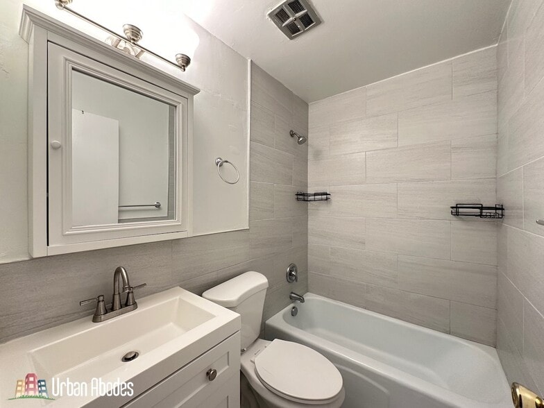 Building Photo - 672 W Sheridan Rd