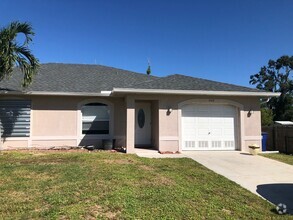 Building Photo - 2 Bedroom 2 bath duplex. 1 car garage and ...