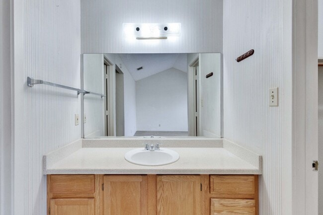 Building Photo - Upstairs Two Bedroom Unit in Fourplex with Balcony