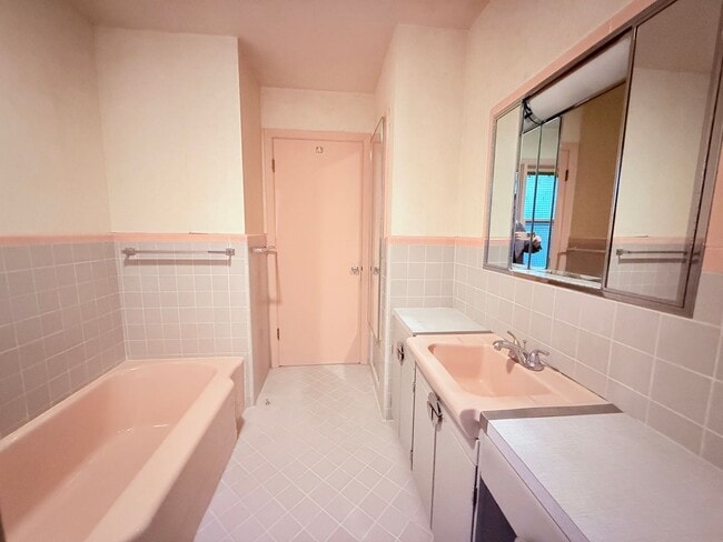 Building Photo - Beautiful 4 Bedroom Home with Fully Fenced Backyard!