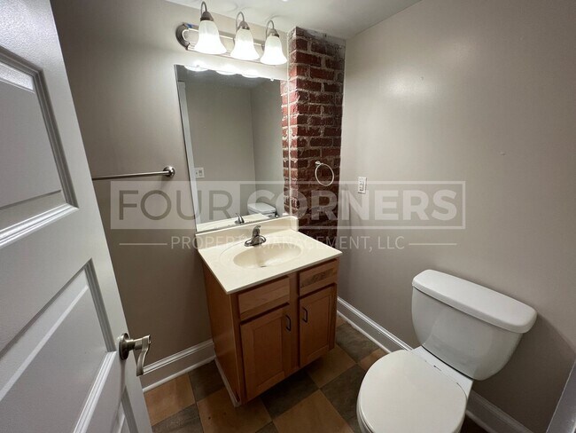 Building Photo - Charming 2 Bedroom 2 Bath in Historic Building