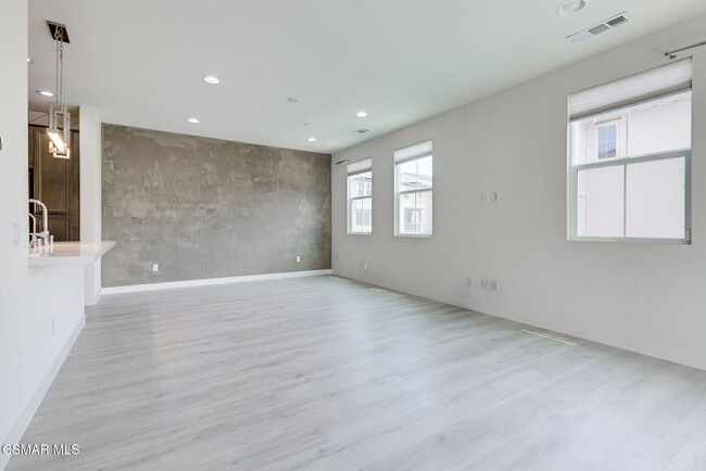 Building Photo - 597 Mustang St