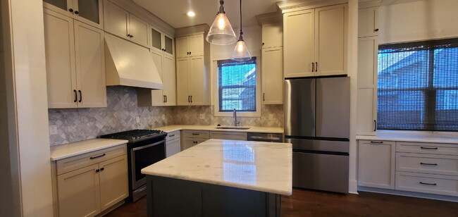 Building Photo - Four Bedroom in the Cleveland Park Neighbo...