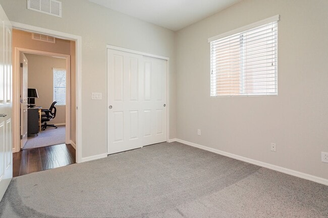 Building Photo - Exquisite 5 bedroom 4 bathroom home with fresh paint and new carpet waiting for you!