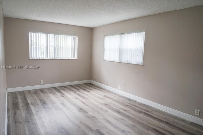 Building Photo - 4280 Woodside Dr