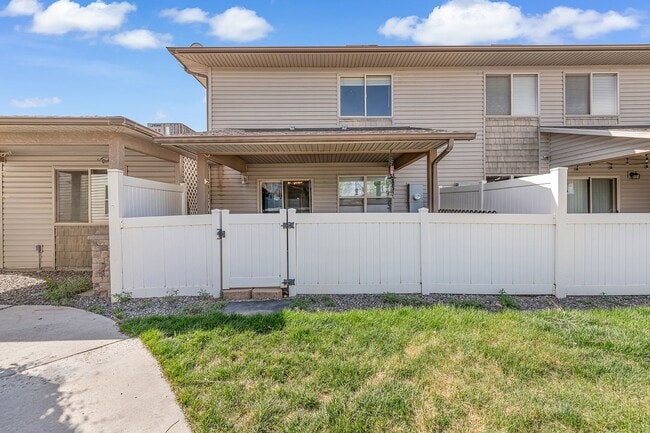Building Photo - Spacious Multi-Level Townhome in Brookwillow