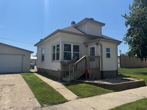 Building Photo - Newly Renovated 2 Bedroom Home Available f...