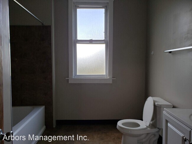 Building Photo - 3 br, 1 bath House - 32 Kenwood Avenue