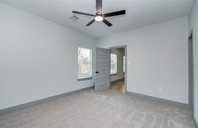 Building Photo - 835 S Victory Dr