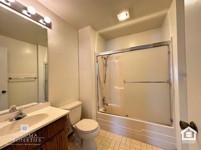 Building Photo - Spacious 4+BD/3BA Two-Story Home with Expansive Yard