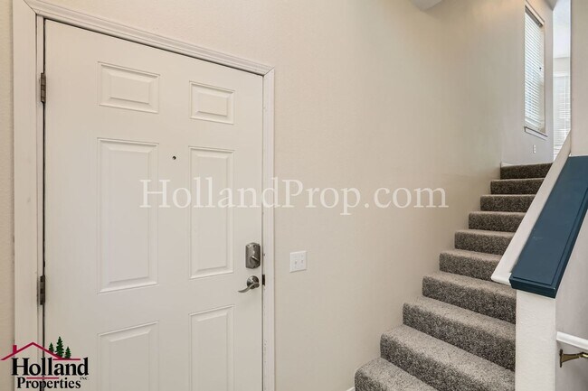 Building Photo - Beautiful End-Unit Townhome with 3 Bedrooms, 3 Full Baths & Private Outdoor Living