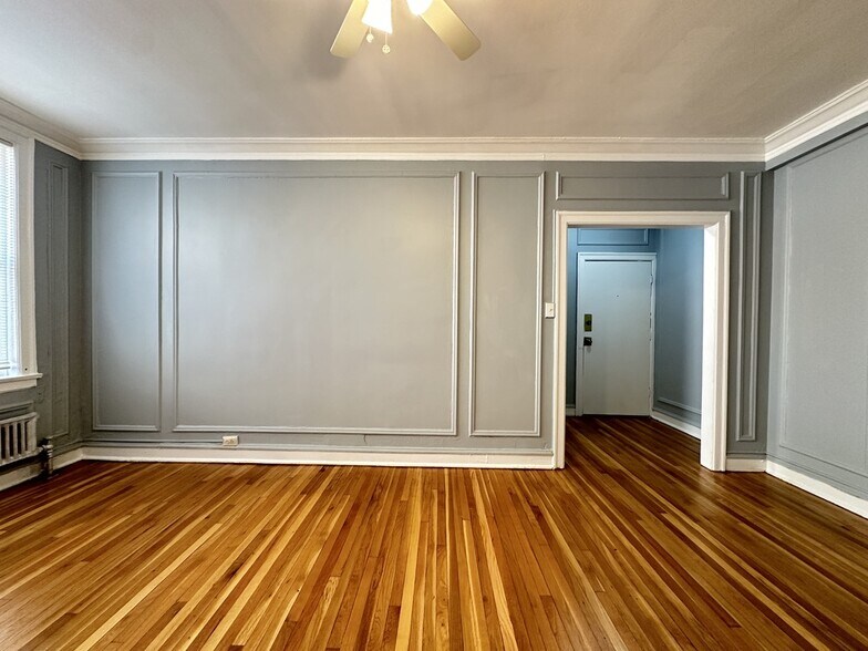 Building Photo - 1363 W Estes Ave