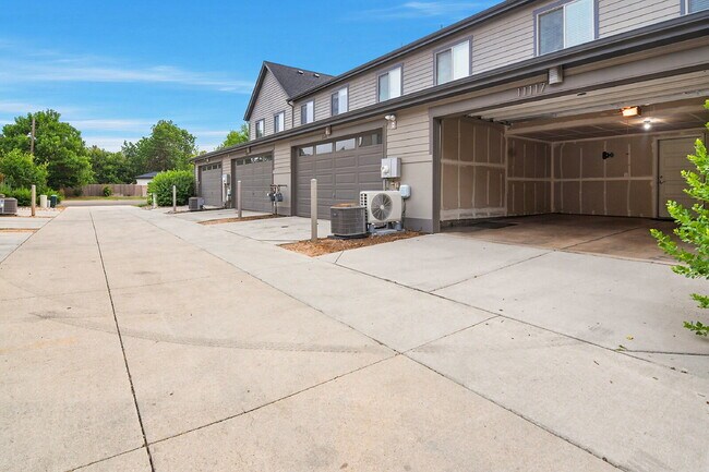 Building Photo - $2,645.95, 3 bed, 2.5 bath end unit located in Aurora with a washer and dryer.
