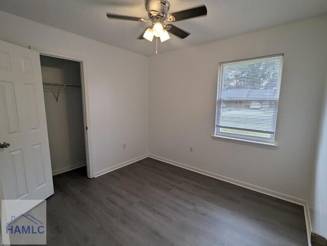 Building Photo - 468 Elm St