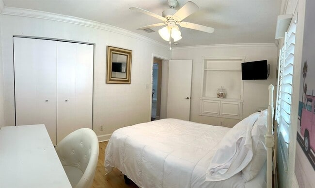 Building Photo - 2725 SE 2nd Ct