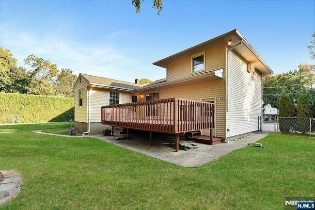 Building Photo - 4 Marconi St