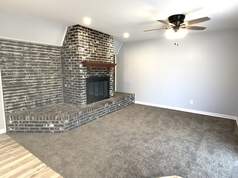 family fire place (elect remote) - 20 Mesa Rd