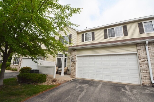 Primary Photo - Stunningly Update 2 bed 1.5 bath Townhome ...