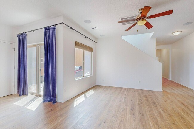 Building Photo - 3 bedroom, 2 1/2 Bath Pulte Ocotillo Model Home