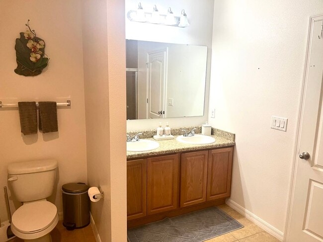 Building Photo - 701 SW McComb Ave