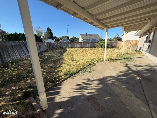 Building Photo - 4 Bedroom / 2 Bathroom Charming Home with Spacious Layout & Private Yard!