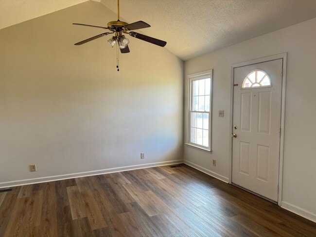 Building Photo - Convenient Location!  3 bedroom 2 bath wit...