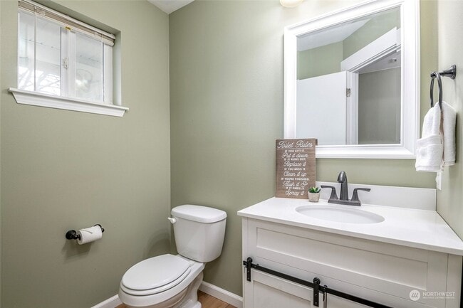 Building Photo - Large 3 bedroom pet friendly home at a gre...