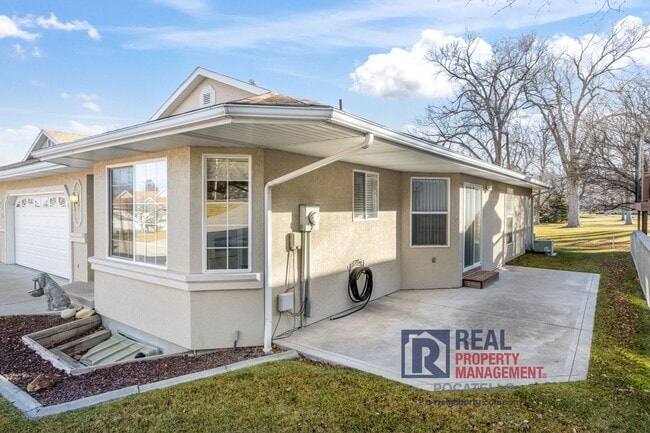 Building Photo - 4 bedroom 3 bathroom - 2 car garage -This is a must see home!