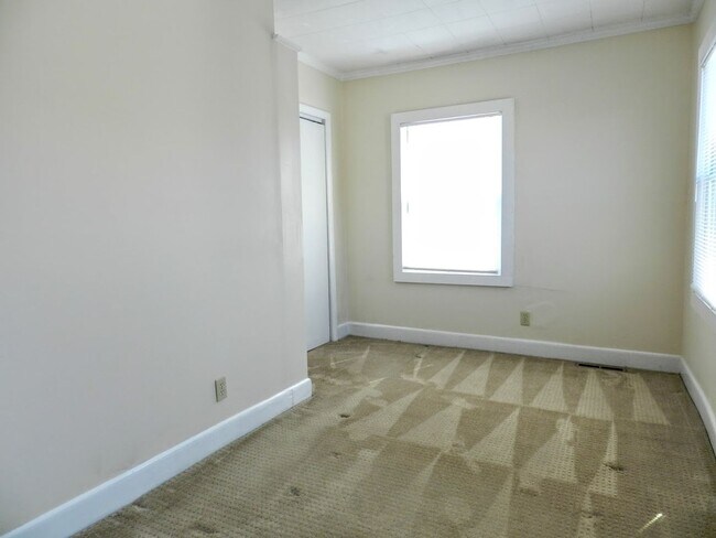 Building Photo - Come live at the Bay! Two Bedroom Willoughby Beach Cottage Available August 1st