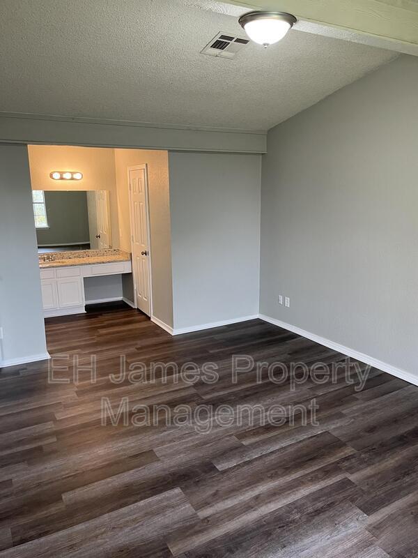 Building Photo - 10802 E 14th Ct