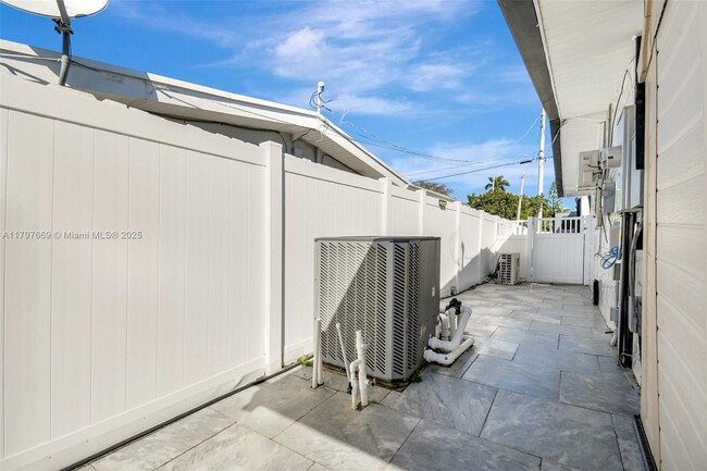Building Photo - 2531 Gulfstream Ln