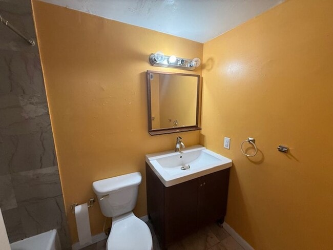 Building Photo - Bright Loft-Style 2-Bedroom in Center City...