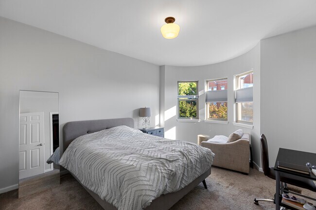 Building Photo - 720 W Evergreen-1