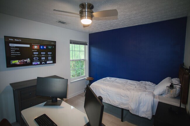Building Photo - 665 Lakeside Cir