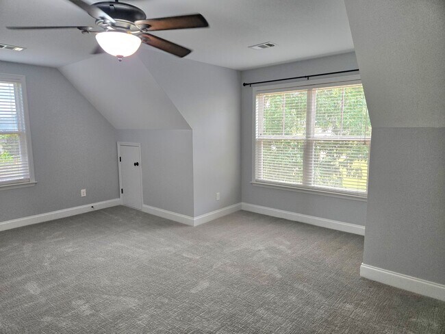 Building Photo - 643 Burgamy Pass