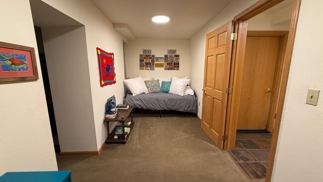 Building Photo - 3 Bed, 2.5 Bath - Beautifully Updated Down...