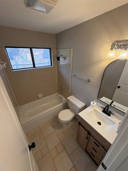 Building Photo - 2710 Vistaview Dr