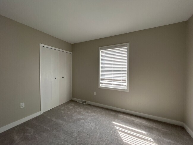 Building Photo - 2-Bedroom, 1-Bathroom Condo in South Bend – $1,464/Month (Lawn Care & Snow Removal Included!)