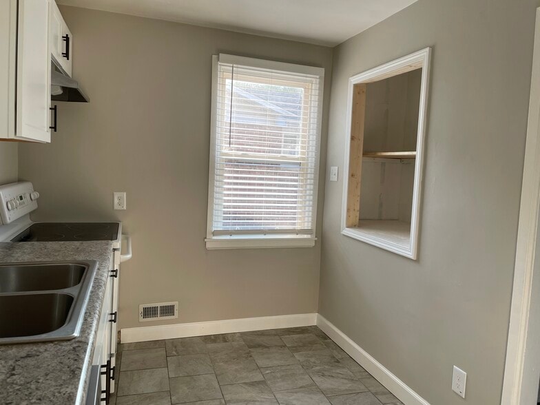 Building Photo - 306 E Washington St