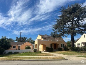 Building Photo - SPACIOUS HOME!!! 3 Bed/2 Bath $3,600/Month