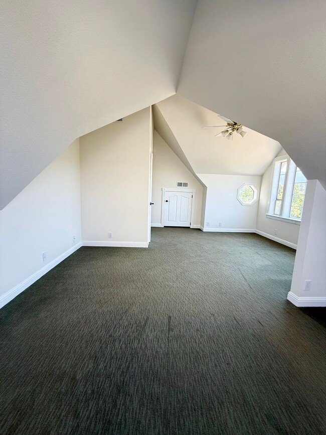 Building Photo - Pet Friendly! Walk to Downtown