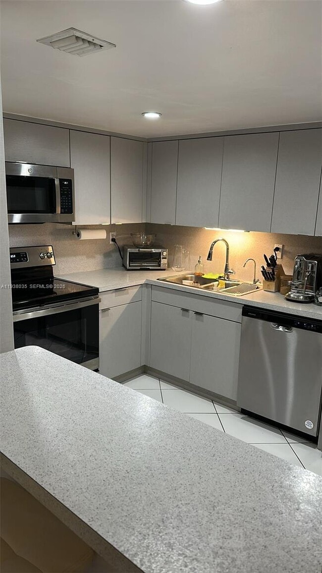 Building Photo - 2600 Collins Ave