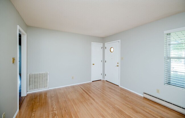 Building Photo - 240 Maywood Dr