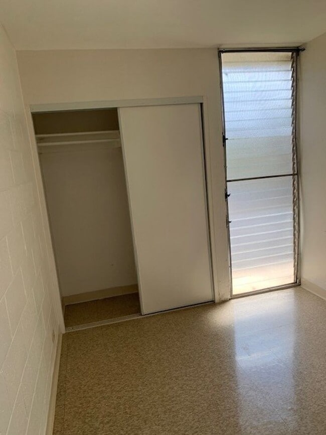 Building Photo - Hokuahi Apts - 2 Bedroom 1 Bath Unit w/ 1 ...