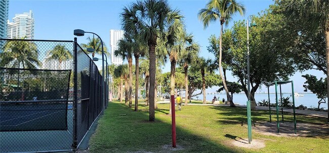 Building Photo - 1750 N Bayshore Dr