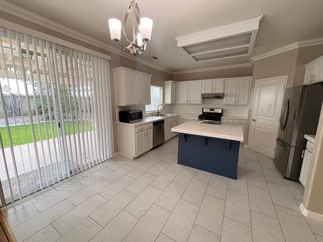 Building Photo - Lovely 5 Bedroom Home