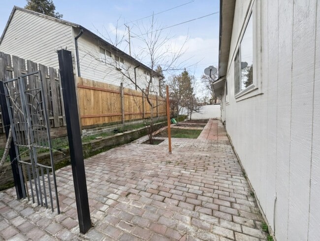 Building Photo - Charming 3 Bedroom Aloha Outdoor Oasis with Two Car Garage