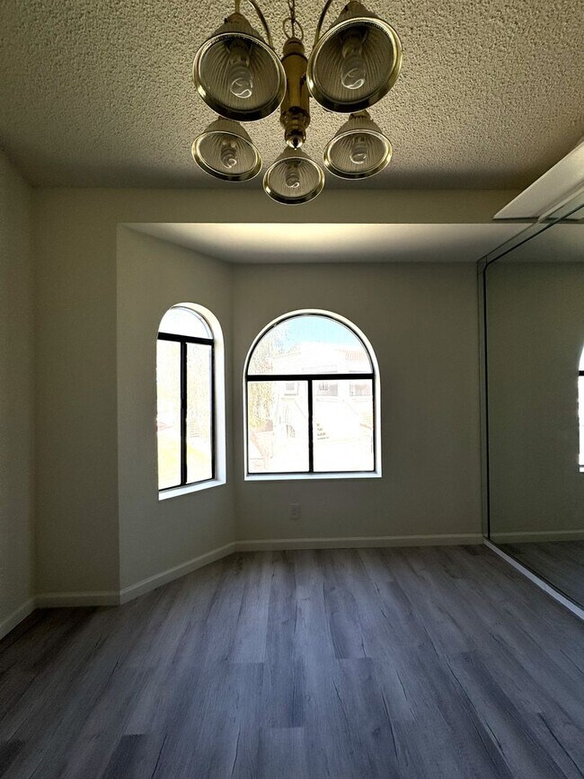 Building Photo - 850 S River Dr